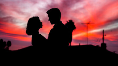 Sevgilisinin sözleriyle duygulanan kişinin gözleri