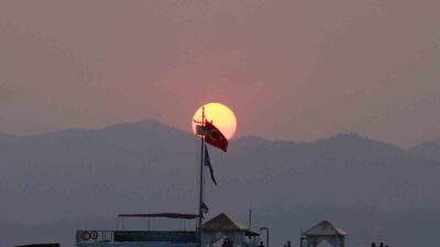 TÜRK BAYRAĞI ALTINDA GÜN BATIMI