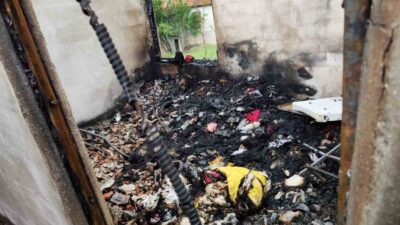 SEYDİKEMER'DE ALEVLERE TESLİM OLAN EV