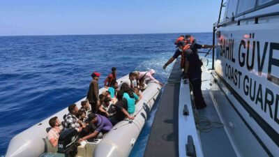 DÜZENSİZ GÖÇMENLERİ TAŞIYAN BOT ARIZALINDI,