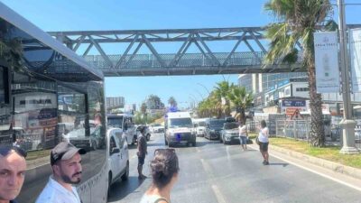 YOLCU MİNİBÜSÜNE ÇARPAN MOTOSİKLETLİ YAŞAMINI