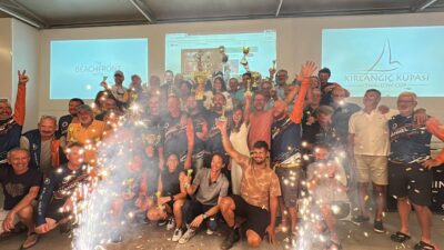 EGENİN İKİ YAKASINI BİR ARAYA