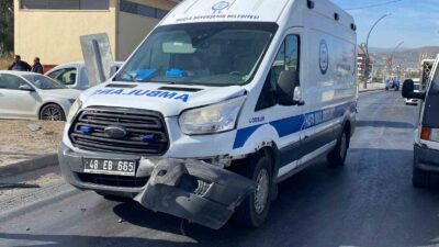 YATAĞAN’DA AMBULANS VE OTOMOBİL ÇARPIŞTI