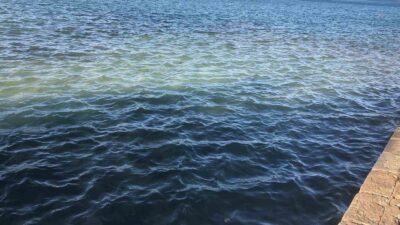 DATÇA’DA ATIKSU BORUSU PATLADI, DENİZİN