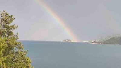 MARMARİS’TE YAĞIŞLA BİRLİKTE OLUŞAN GÖKKUŞAĞI