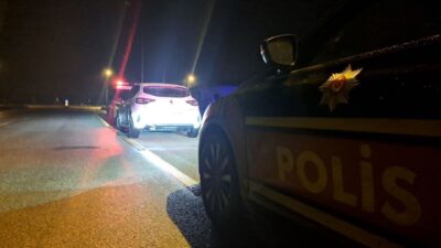 POLİSTEN KAÇAN ŞÜPHELİLERİN ARACINDA UYUŞTURUCU