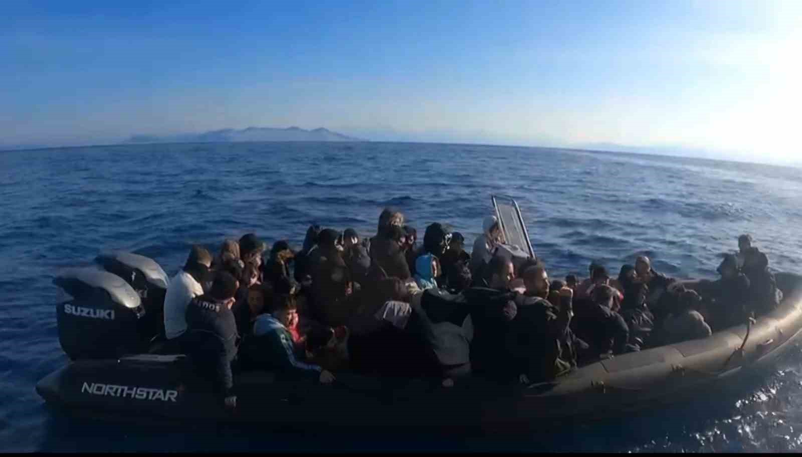 29’u çocuk 64 düzensiz göçmen ve 2 göçmen kaçakçısı yakalandı Muğla’nın Fethiye ilçesi açıklarında