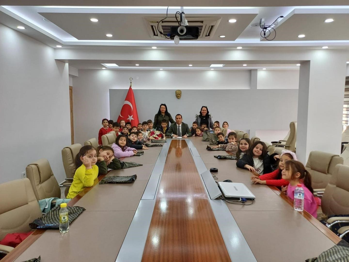 Ortaca Kaymakamı Aktaş minik öğrencileri ağırladı