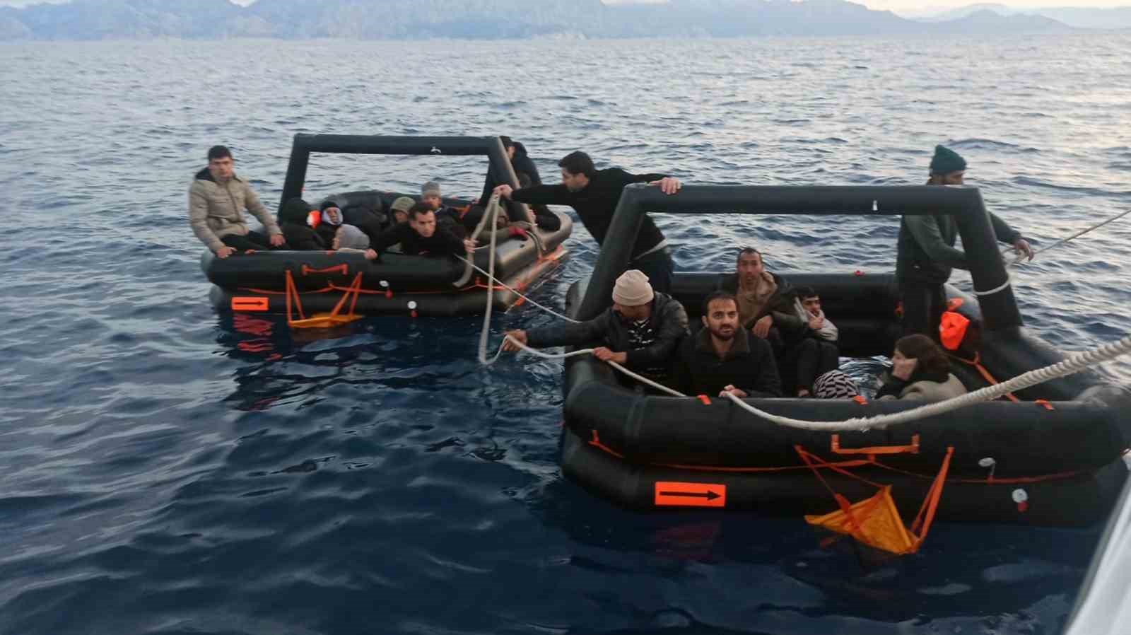 Yunanistan’ın can sallarında geri ittiği düzensiz göçmenler kurtarıldı Muğla’nın Marmaris ilçesi açıklarında