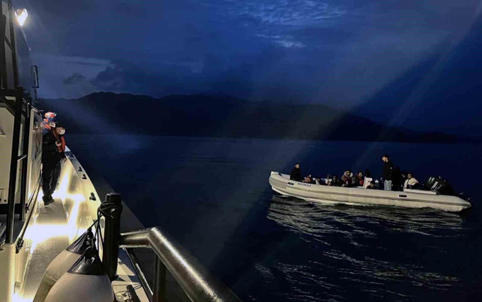 12 düzensiz göçmen kurtarıldı, bir göçmen kaçakçısı yakalandı Muğla’nın Marmaris ilçesi açıklarında