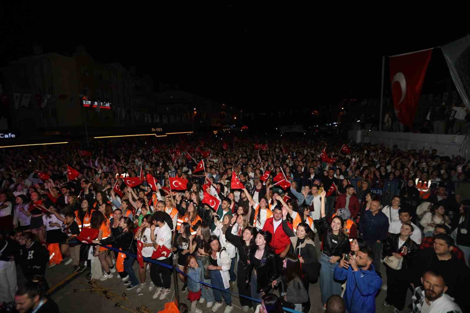19 Mayıs coşkusu Büyükşehir konserleri ile yaşandı Muğla Büyükşehir Belediyesi, gençlerin