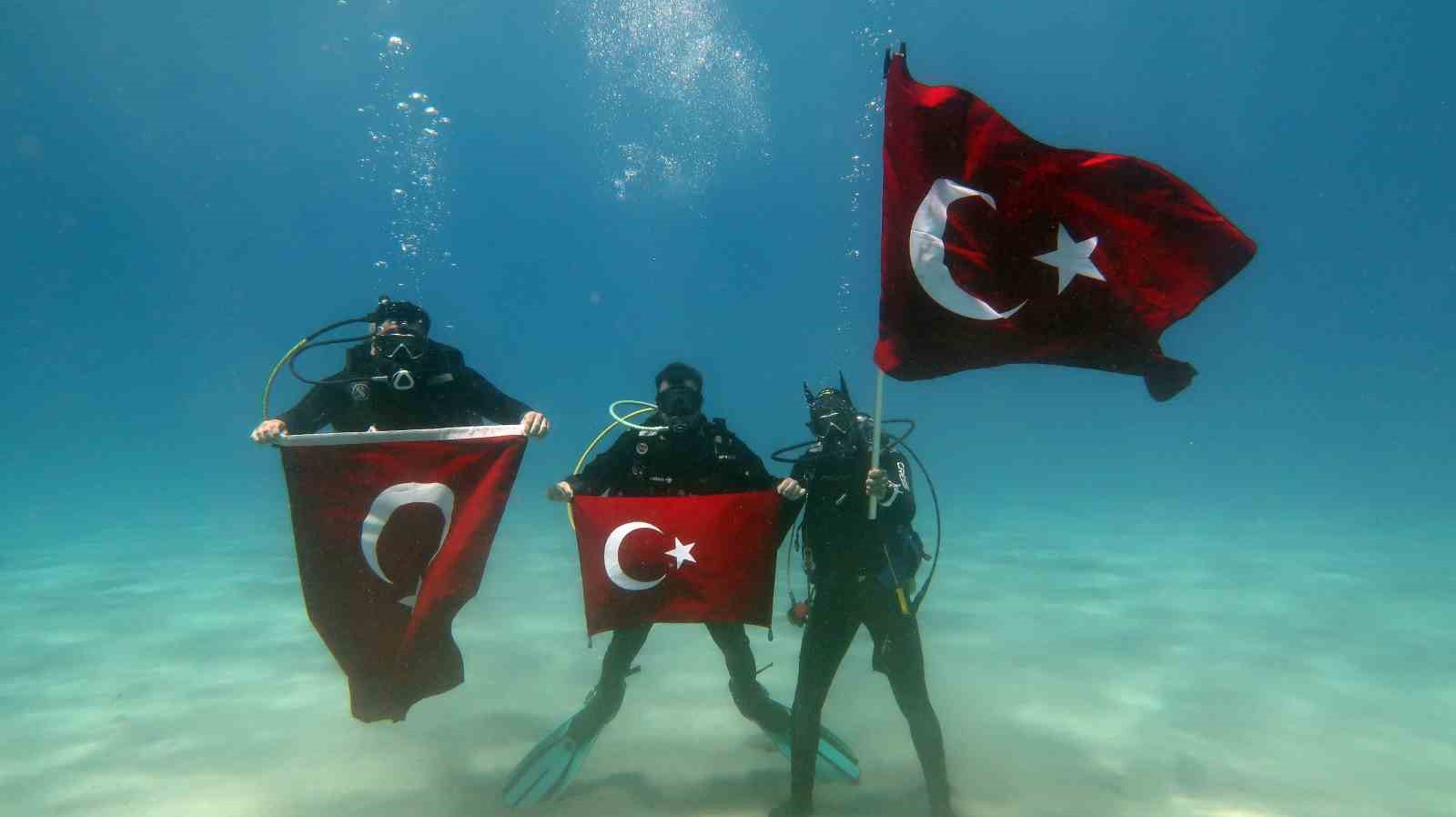 Fethiye’de dalgıçlar 19 Mayıs’ı deniz altında kutladı Muğla’nın Fethiye ilçesinde bir