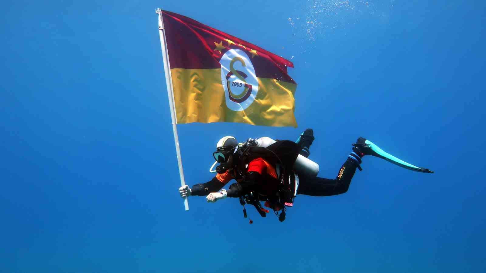 Fethiye’de dalgıçlardan deniz altında şampiyonluk kutlaması Fethiye’de bir grup dalgıç,