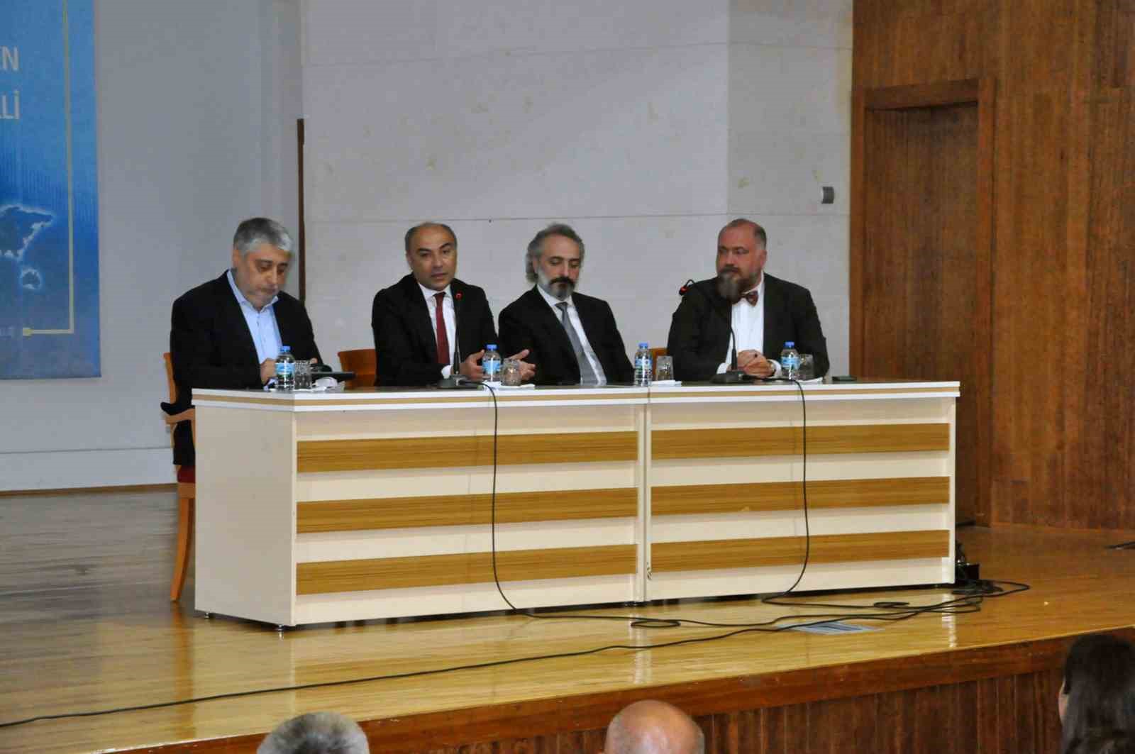 Gazeteci Özer: “Doğru bilgi barışa, yalan bilgi toplumu savaşa yaklaştırır” Muğla Sıtkı Koçman Üniversitesi