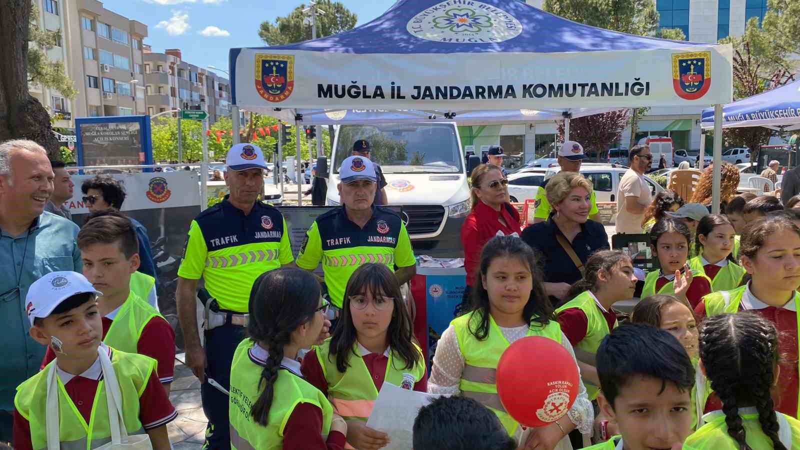 Jandarma trafik standına büyük ilgi Muğla İl Jandarma Komutanlığı
