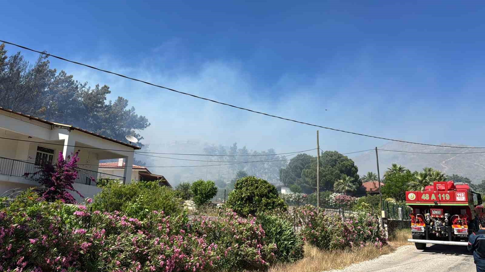 Marmaris’teki orman yangınını söndürme çalışmaları sürüyor Muğla’nın Marmaris ilçesinde yerleşim