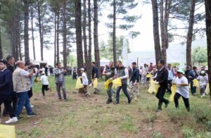 Yarım saatte 580 kilo çöp toplandı