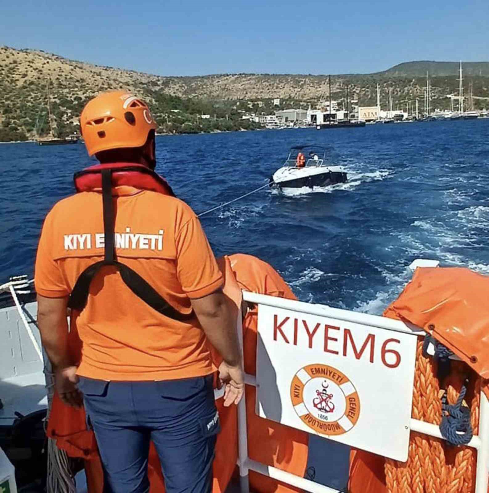 Bodrum’da içinde iki kişi bulunan ve sürüklenen tekne KIYEM ekiplerince kurtarıldı Muğla’nın Bodrum Limanı açıklarında