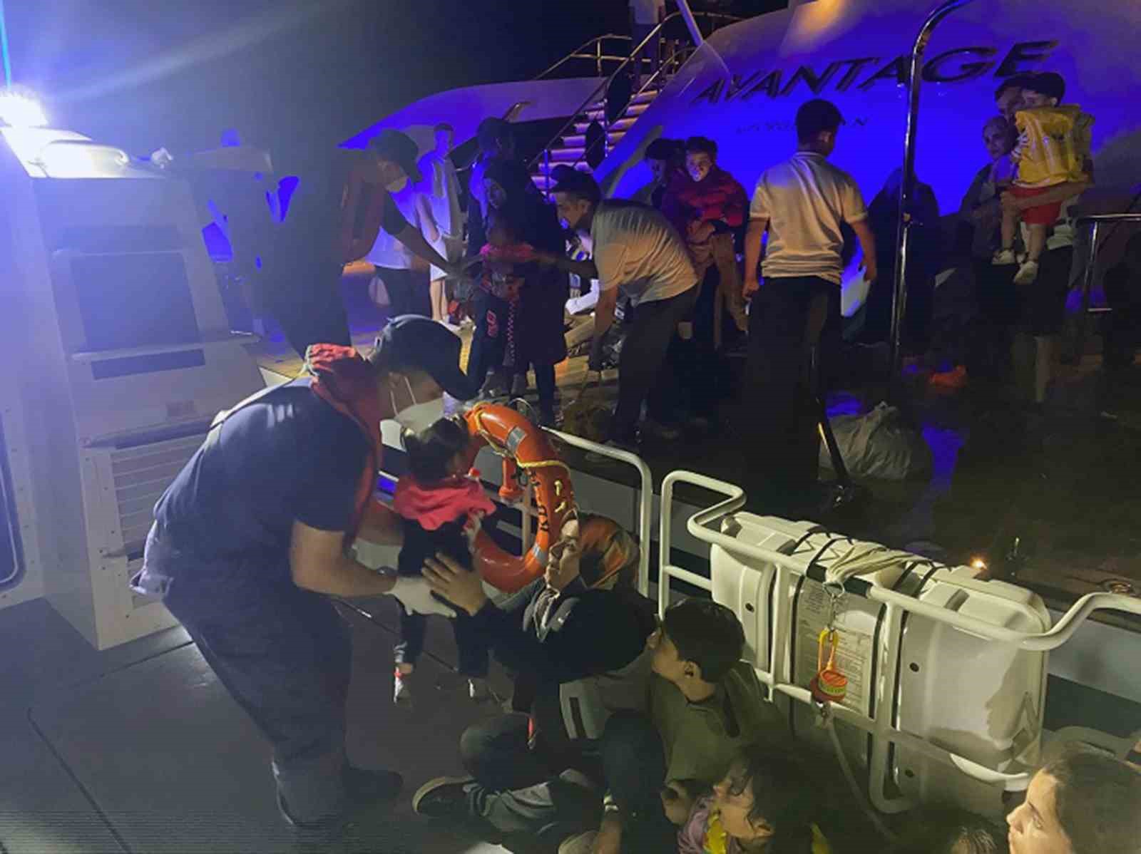 Fethiye açıklarında arızalanan lastik bottaki düzensiz göçmenler kurtarıldı Muğla’nın Fethiye ilçesi açıklarında