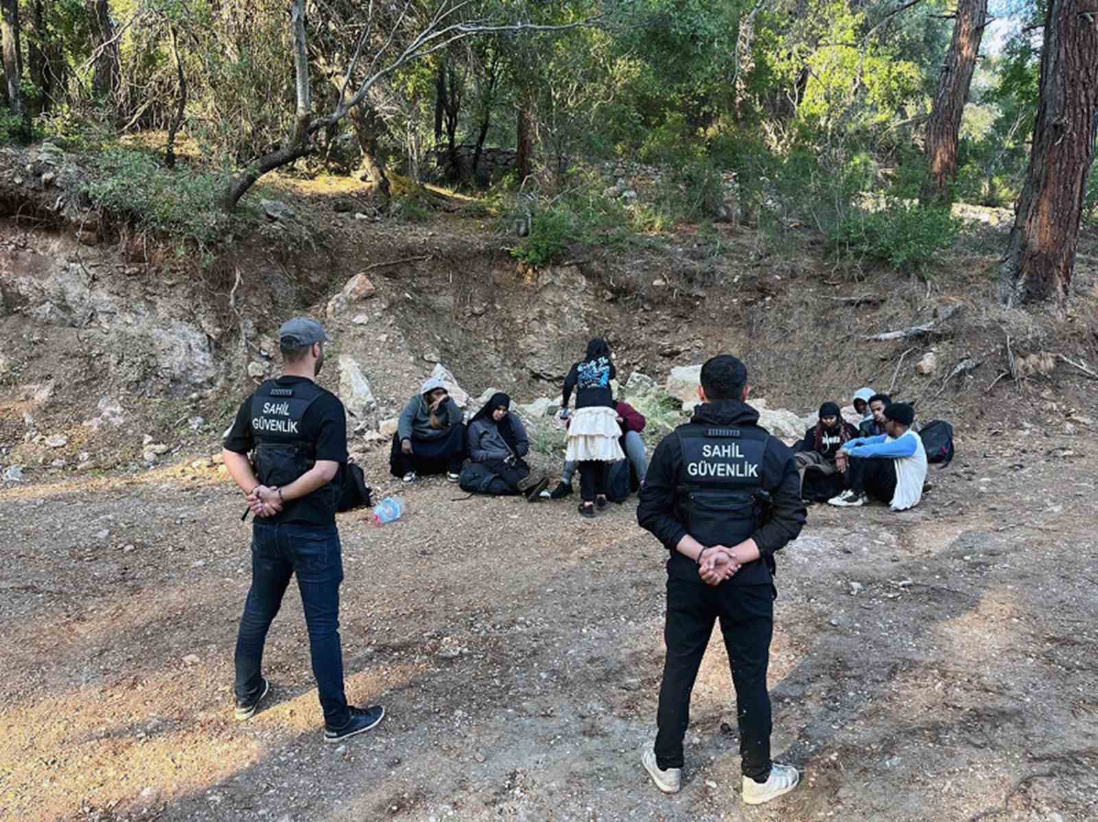 Fethiye Kayaköy’de 1’i çocuk 10 düzensiz göçmen yakalandı Muğla’nın Fethiye ilçesinde kara