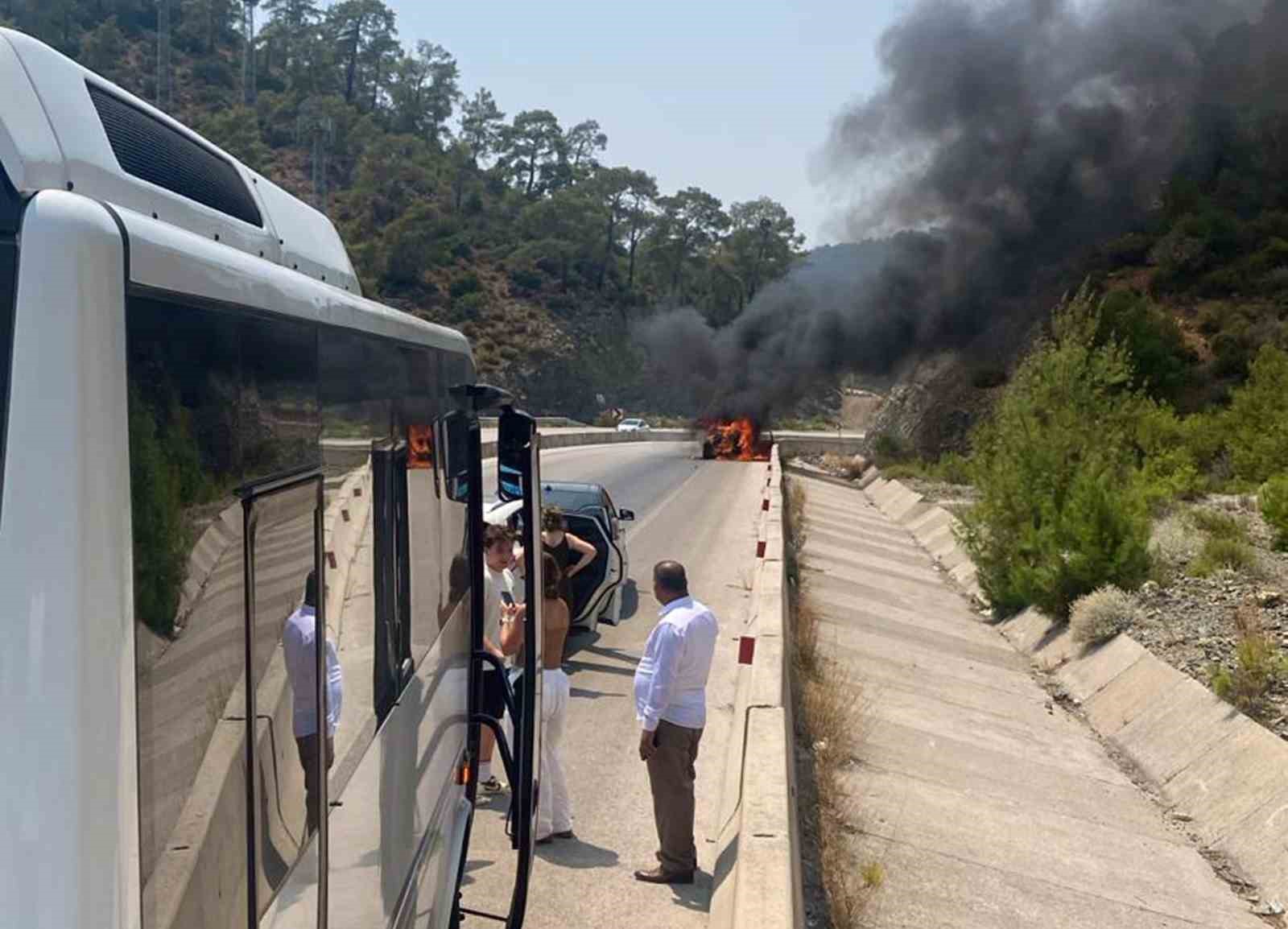 Fethiye’de araç yangını Muğla’nın Fethiye ilçesi Yanıklar