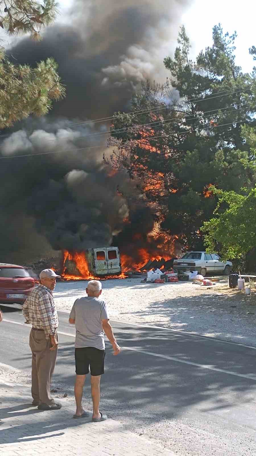 Karavan yangını ormana sıçradı, ekipler anında müdahale etti Muğla’nın Kavaklıdere ilçesi ile