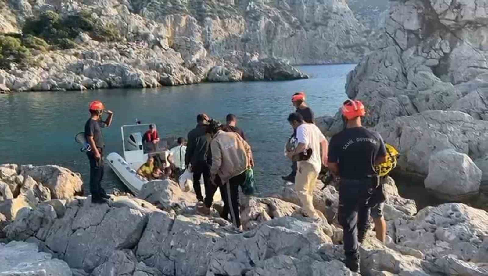 Marmaris’te 15 düzensiz göçmen ve bir göçmen kaçakçısı yakalandı Muğla’nın Marmaris ilçesi Kumlu