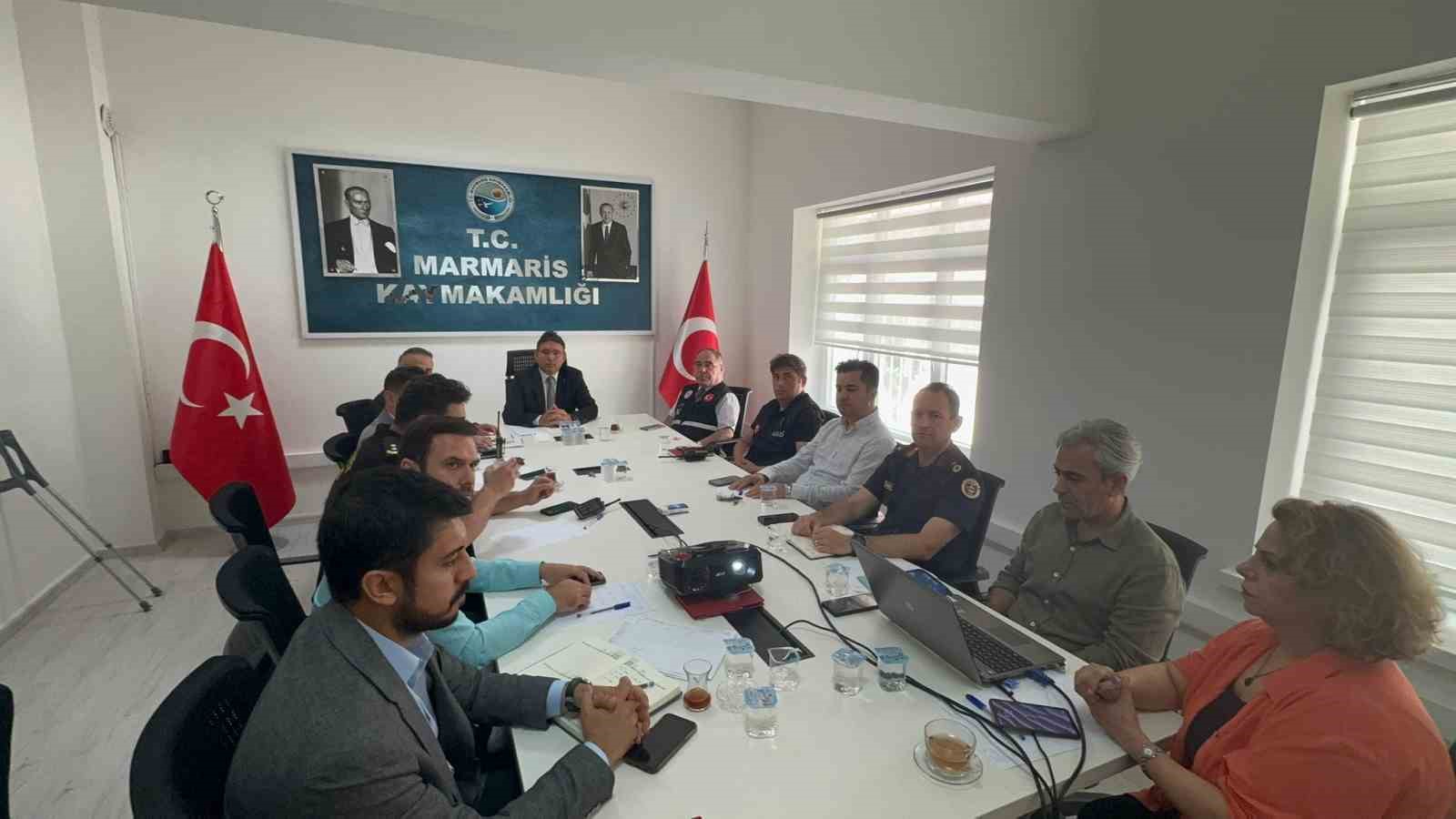 Marmaris’te deprem sonrası sahaya çıkan ekipler incelemelerini sürdürüyor Muğla’nın Marmaris’te dün gece
