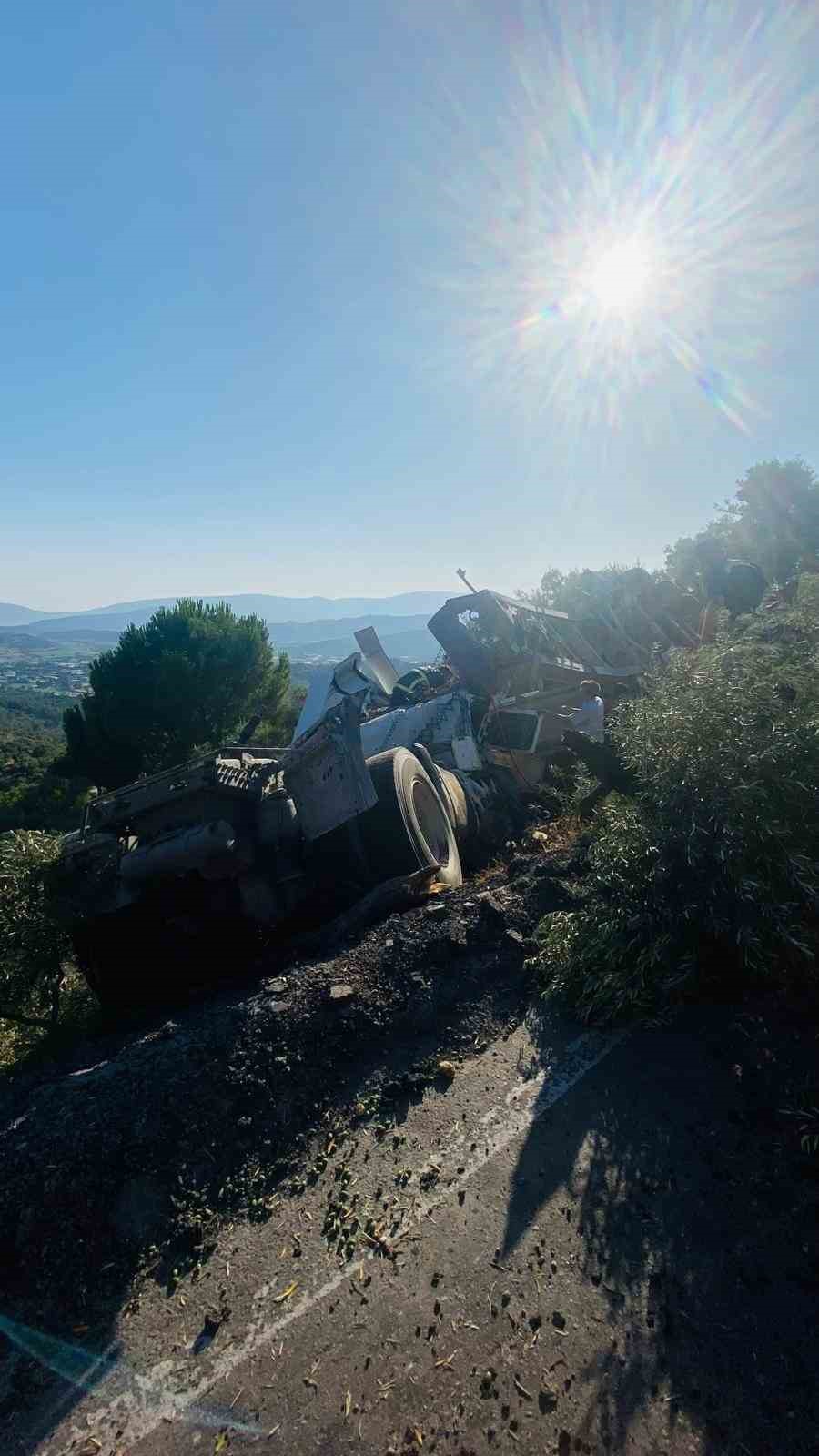 Milas’ta tır şarampole devrildi: sürücü ağır yaralandı Muğla’nın Milas ilçesi Labranda