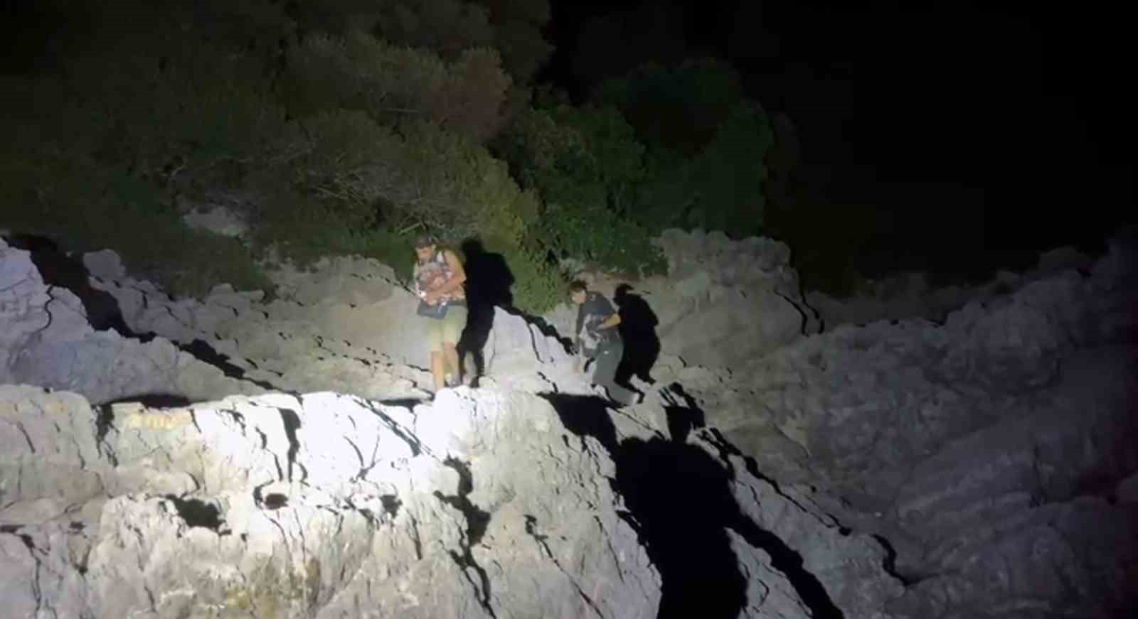 2 düzensiz göçmen karadan ulaşımın bulunmadığı bölgeye bırakıldı Muğla’nın Marmaris ilçesinde karadan