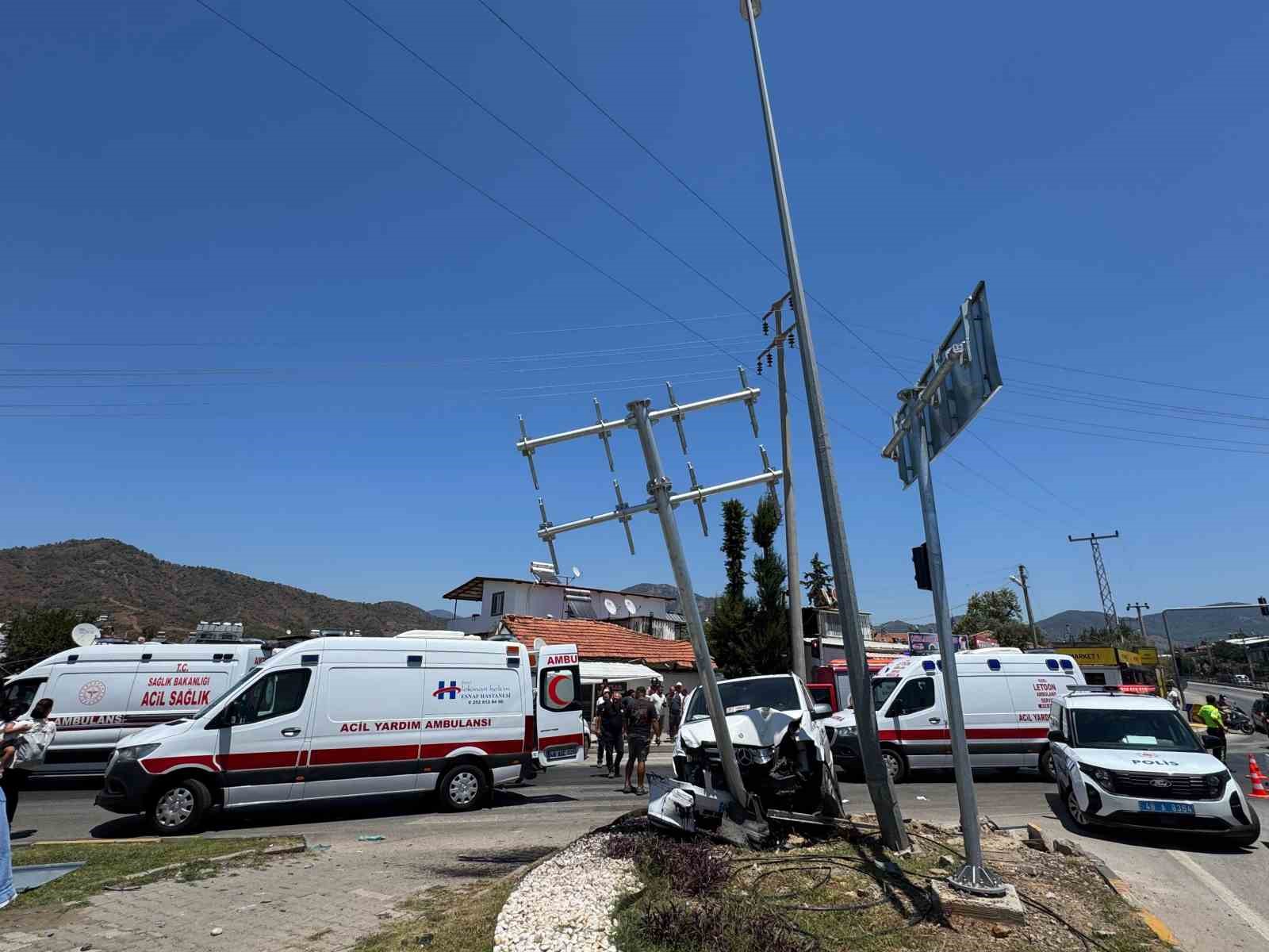 Fethiye’de trafik kazasında 11 kişi yaralandı Fethiye’de minibüs ile hafif
