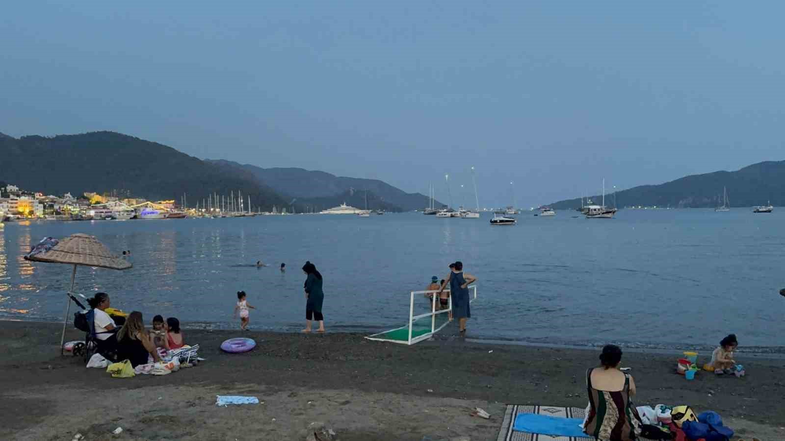 Sıcak havalar denize giriş saatlerini de değiştirdi Muğla’nın Marmaris ilçesinde hava