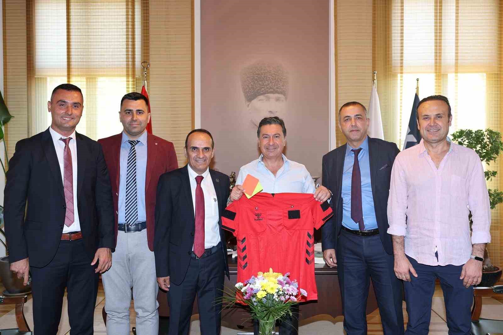 Türkiye Faal Futbol Hakemleri ve Gözlemcileri Derneği’nden Başkan Aras’a ziyaret Türkiye Faal Futbol Hakemleri