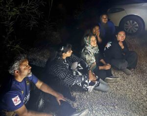 6 düzensiz göçmen ve 2 göçmen kaçakçısı yakalandı