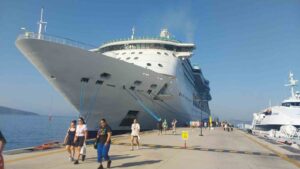 Bodrum’a 2 gemi 3 bin 906 yolcu getirdi