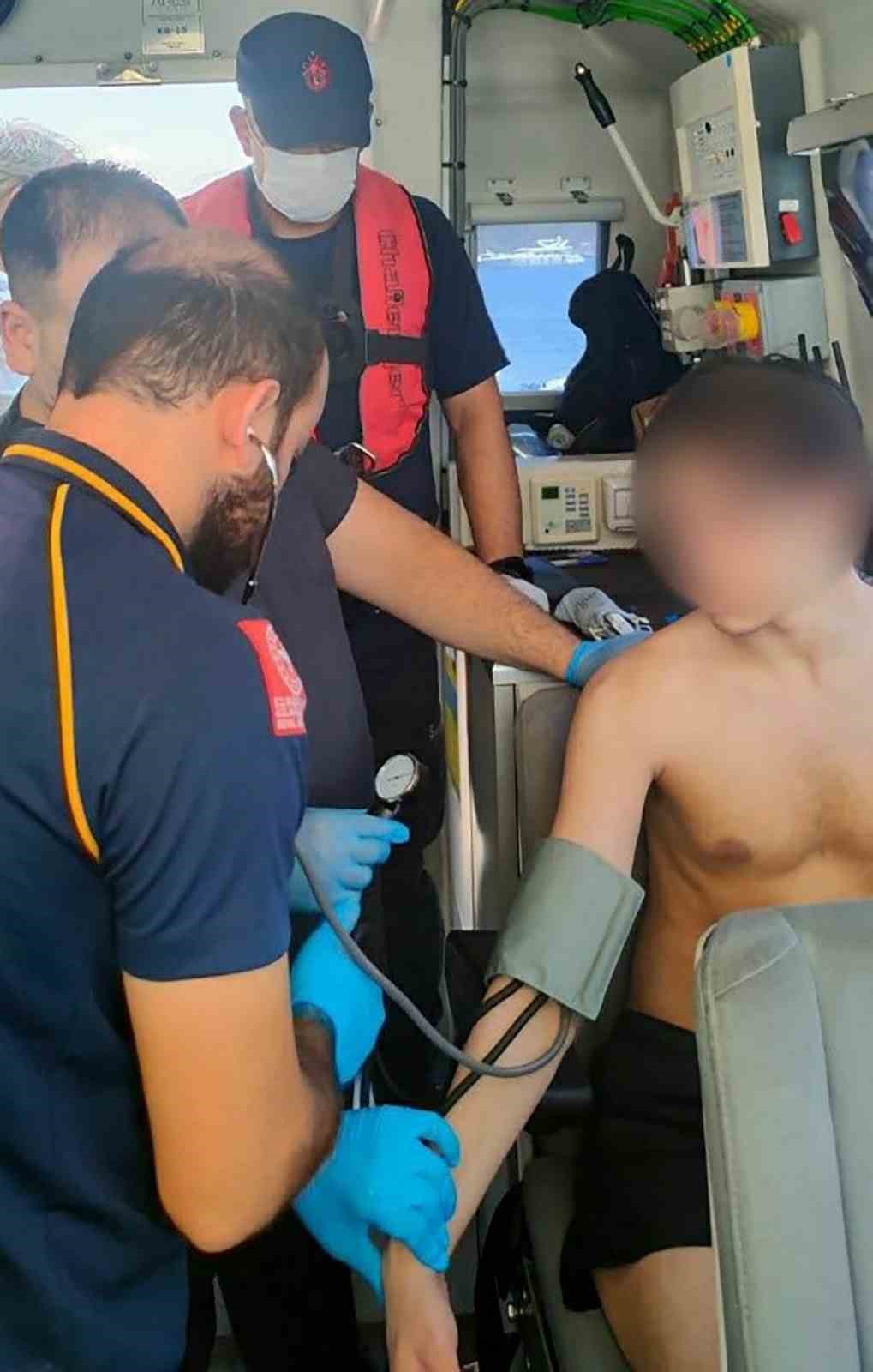 Gezi teknesinde rahatsızlanan vatandaşa tıbbi tahliye Muğla’nın Fethiye ilçesi açıklarında