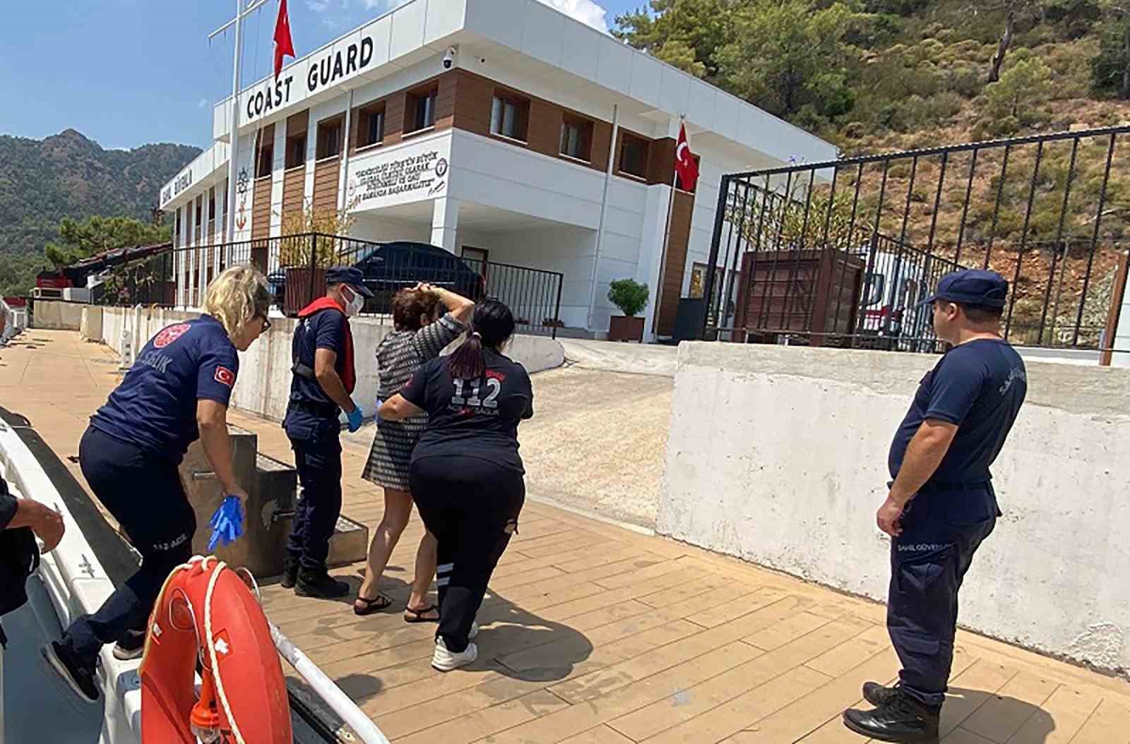 Gezi teknesinde yaralanan vatandaşa tıbbi tahliye Muğla’nın Fethiye ilçesi açıklarında