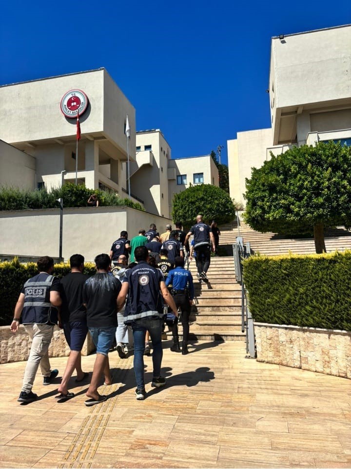Marmaris’te göçmen kaçakçılığı operasyonu: 10 tutuklama Muğla’nın Marmaris ilçesinde Sahil
