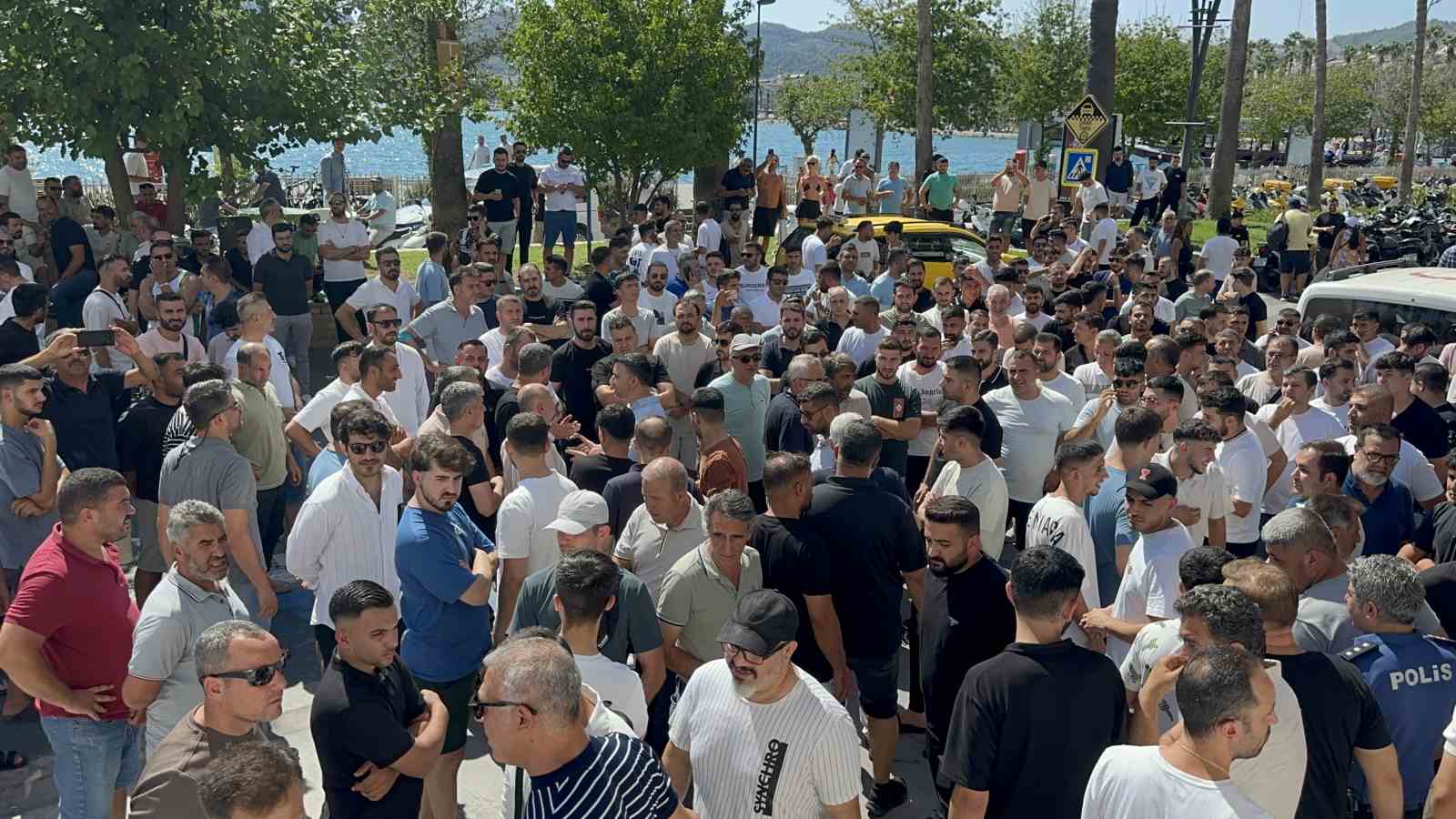 Marmaris’te Kapalıçarşı esnafı kesilen cezaları protesto etti Muğla’nın Marmaris ilçesinde Kapalıçarşı
