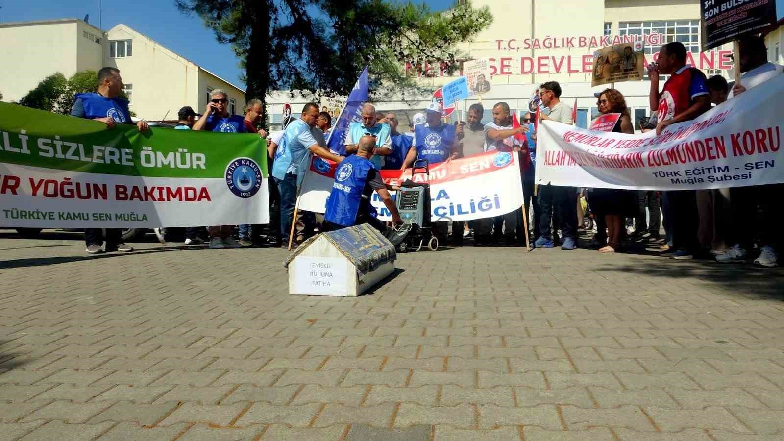 Muğla’da memurlar iş bırakıp tabutlu eylem yaptı Türkiye genelinde gerçekleştirilen 1