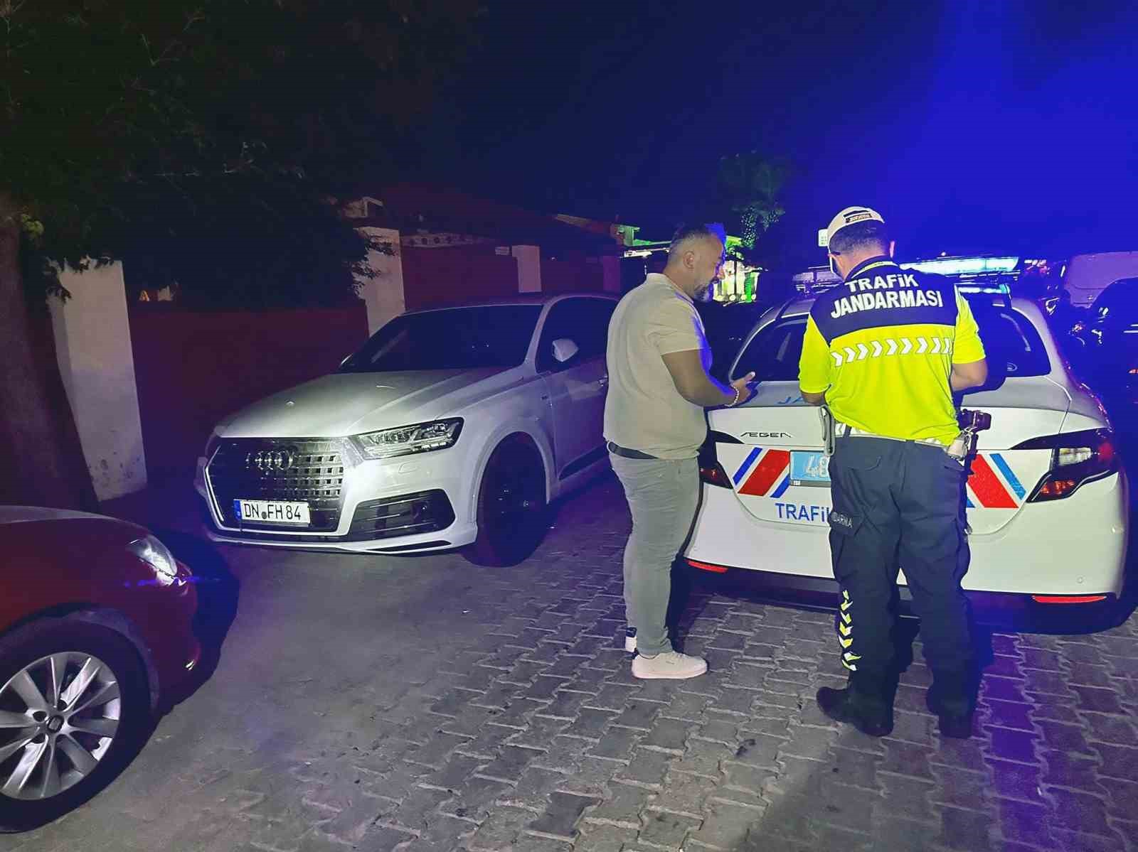 Ölüdeniz’de trafiği tehlikeye düşüren yabancı plakalı araç cezadan kurtulamadı Muğla’nın Fethiye ilçesi Ölüdeniz