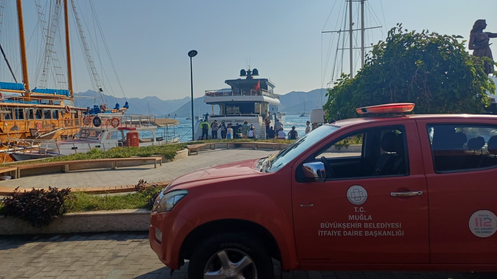 Tekneden yükselen dumanlar paniğe neden oldu Muğla’nın Marmaris ilçesinde, belediye