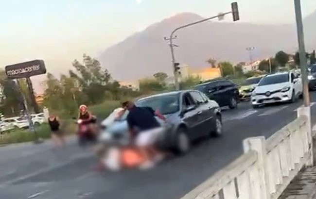 Yaya geçidinde otomobilin çarptığı kadın kurtarılamadı Muğla’nın Fethiye ilçesinde yaya