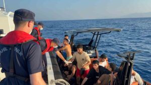 17 düzensiz göçmen kurtarıldı, 1 göçmen kaçakçısı yakalandı