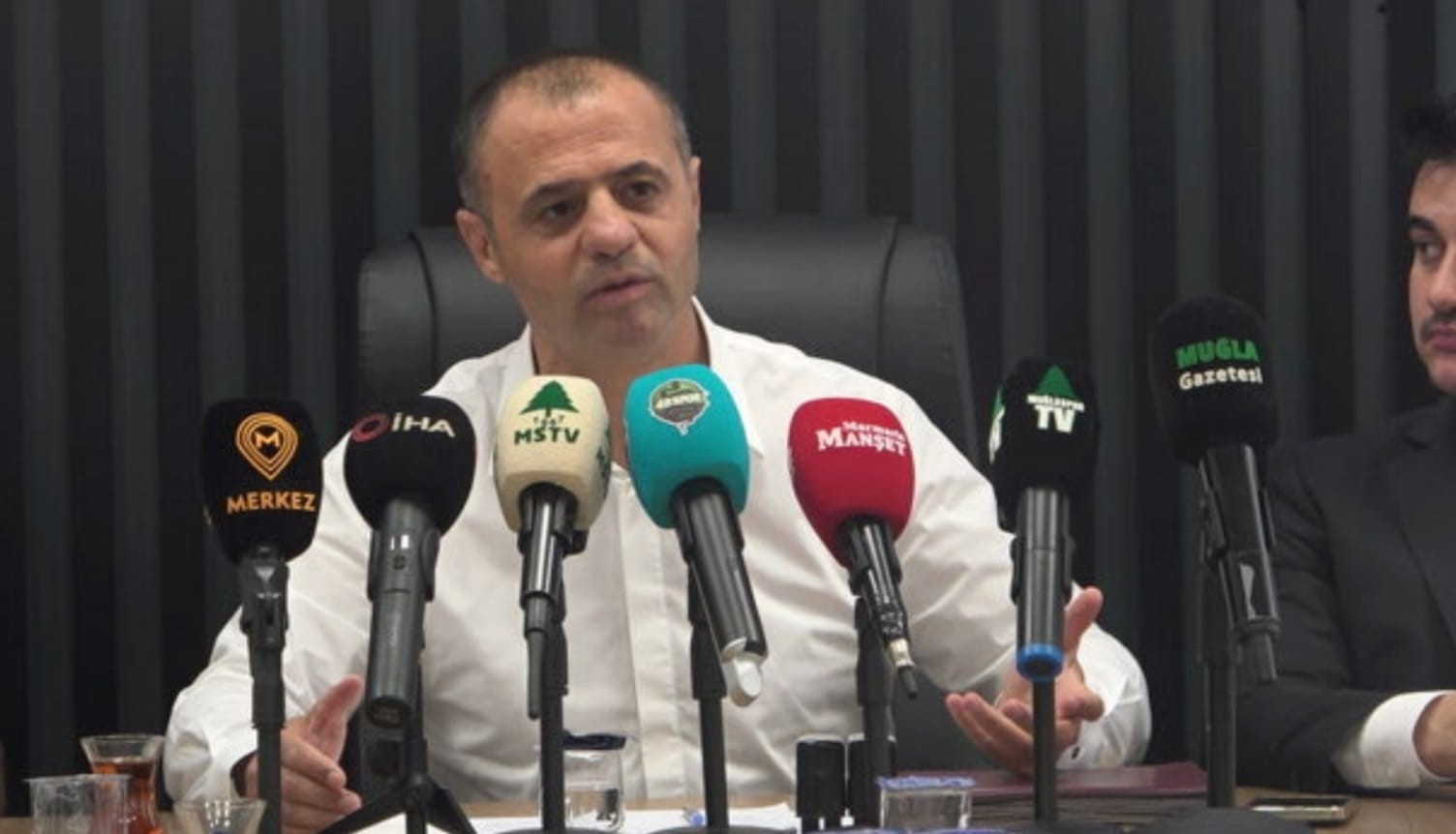 Geçtiğimiz sezonu sponsorsuz, seyircisiz