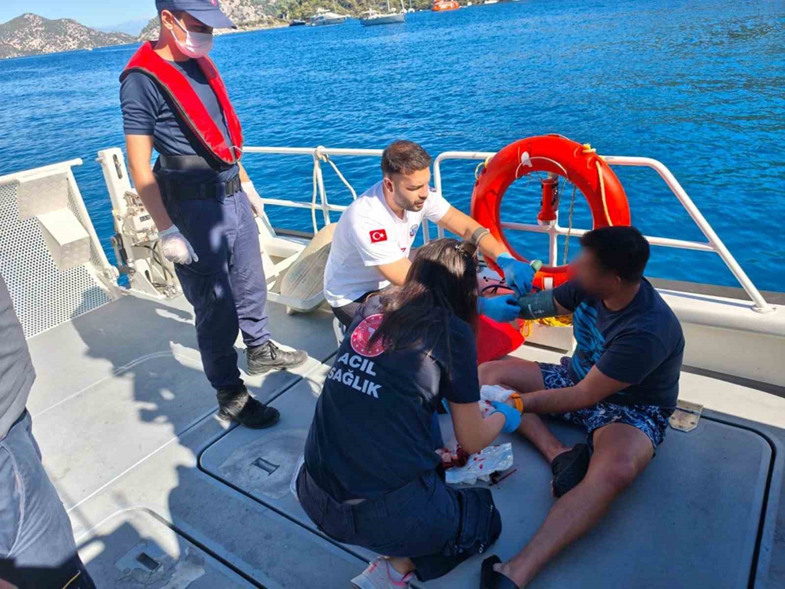 Özel teknede yaralanan vatandaşa Sahil Güvenlik tıbbi tahliye Muğla’nın Fethiye ilçesi açıklarında
