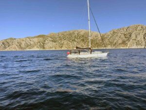 Yelkenli teknede 80 düzensiz göçmen ve 2 göçmen kaçakçısı yakalandı