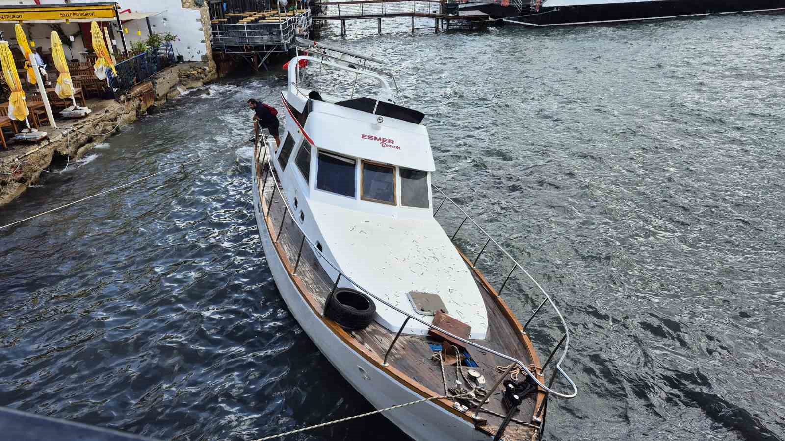 Ahşap tekne kıyıya vurdu Muğla’nın Bodrum ilçesinde olumsuz