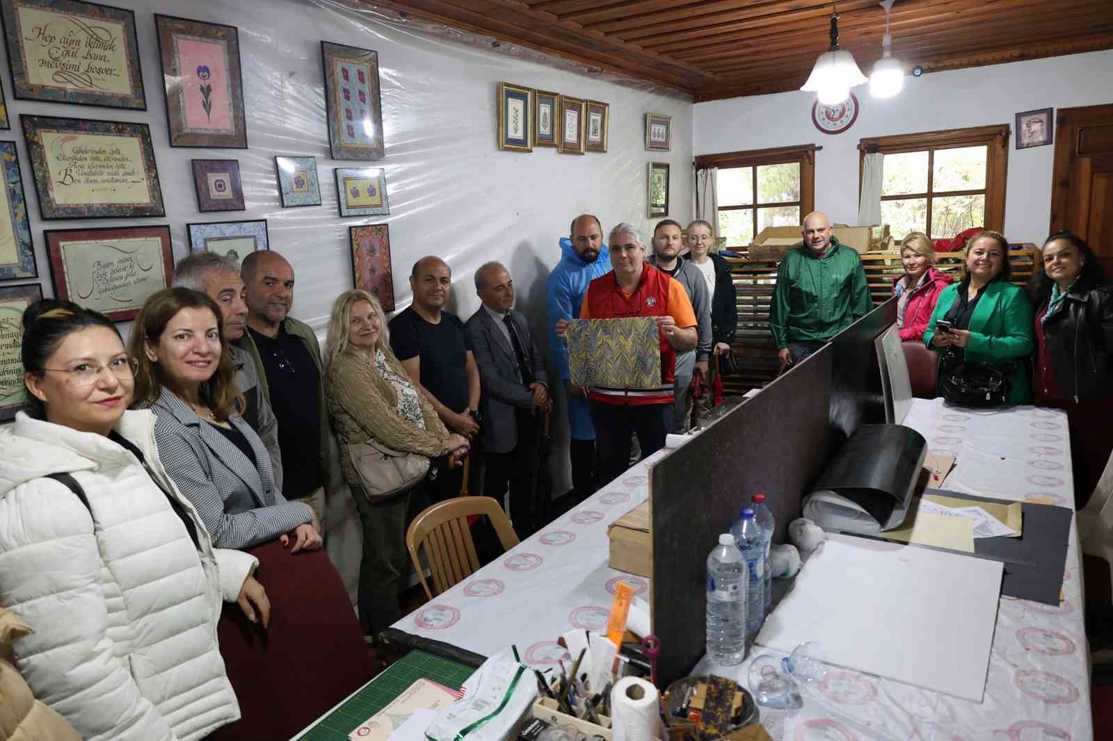 Erasmus projesi ortakları Menteşe’de geleneksel ebru deneyimi yaşadı Dumlupınar İlkokulu Proje Ekibi’nin