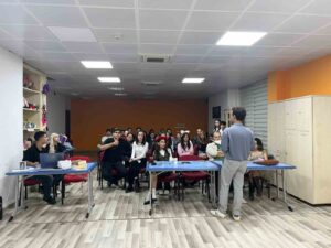 Gönüllü gençler tiyatro sahnesi için kolları sıvadı